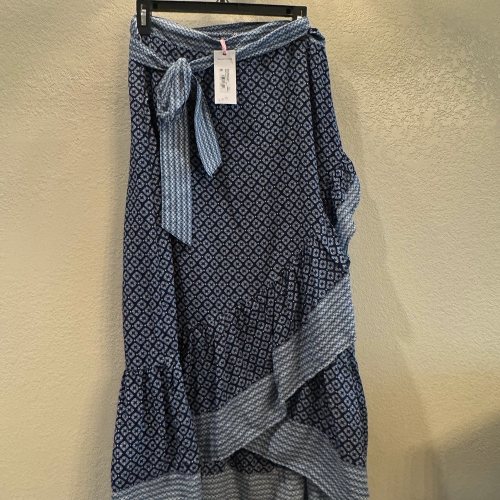 NWT. Vineyard vines Blue Pattern wrap and tie Skirt. Size small Fits like 6-8
